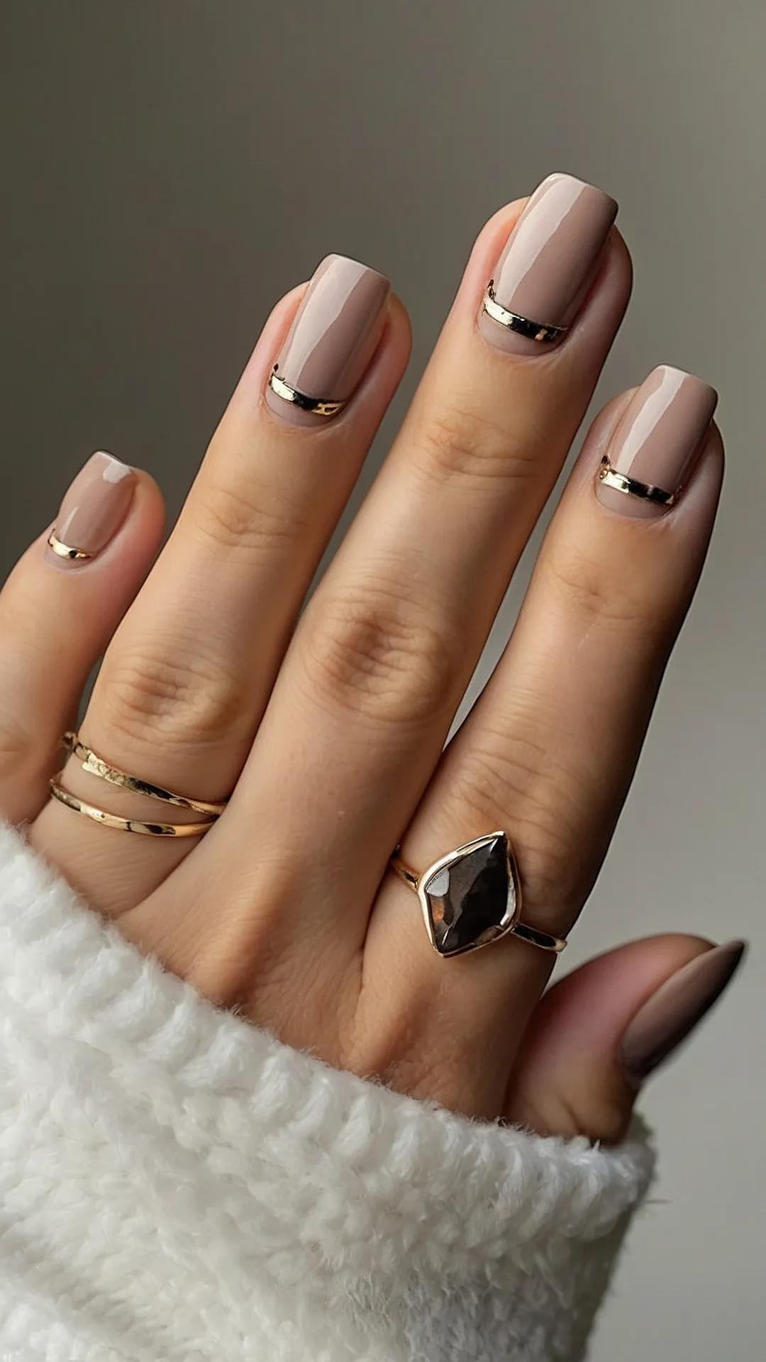15 Short Nail Art Ideas That Are Surprisingly Classy 31 Boss-tastic Gold: