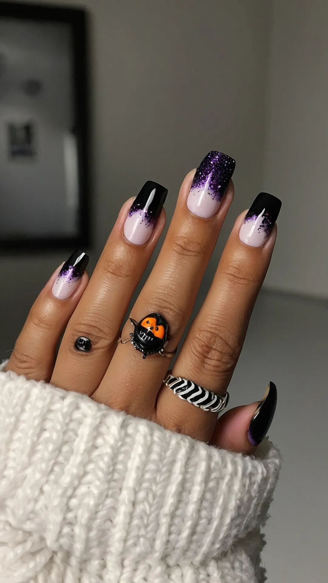 Easy and Trendy Halloween Nails for Every Style 38 Spooky Chic: