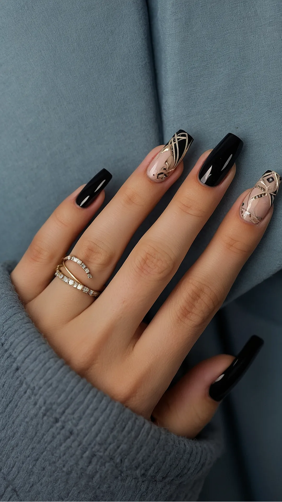 Winter Nails 2024: Black & Gold, the Ultimate Holiday Duo!