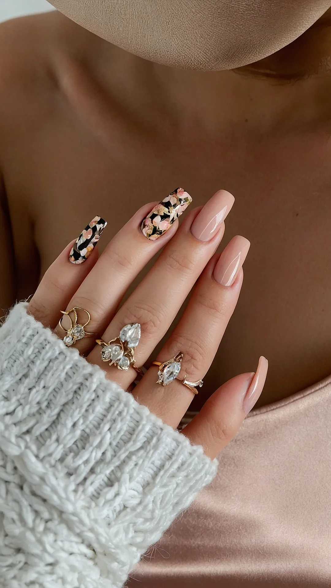 Sparkling Festivities: 15 Adorable Christmas Glitter Nail Ideas 33 Golden Sparkle