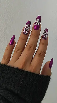 Here’s a title and two paragraphs based on the image and keyword “christmas december nails”: