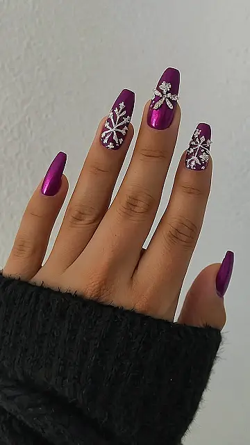Here’s a title and two paragraphs based on the image and keyword “christmas december nails”: