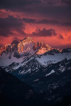 Golden Hour Mountain Peaks: Breathtaking Nature Photography Wallpaper