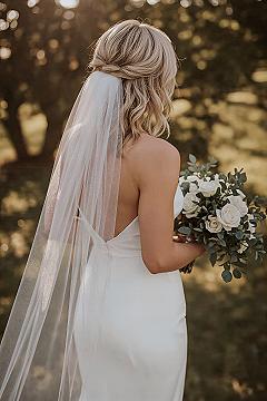 Elegant Bridal Half Updo with Veil: Timeless Wedding Hair Inspiration