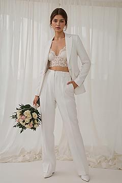 Chic White Wedding Suits: The Modern Bride’s Power Statement