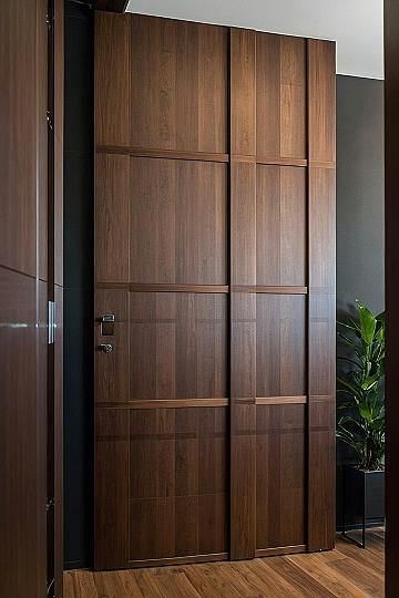 Choosing Floor to Ceiling Wood Doors for Modern Homes