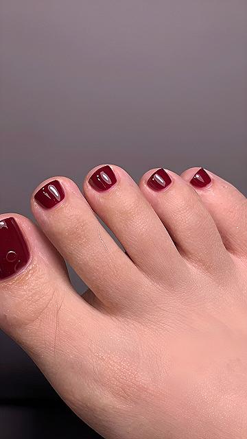 Choosing High Shine Burgundy Gel Polish for Pedicures