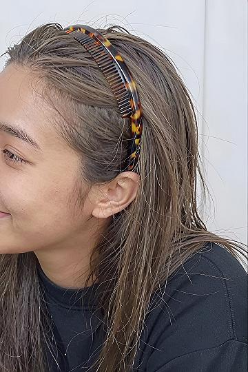 Mastering the Retro Tortoiseshell Comb Headband