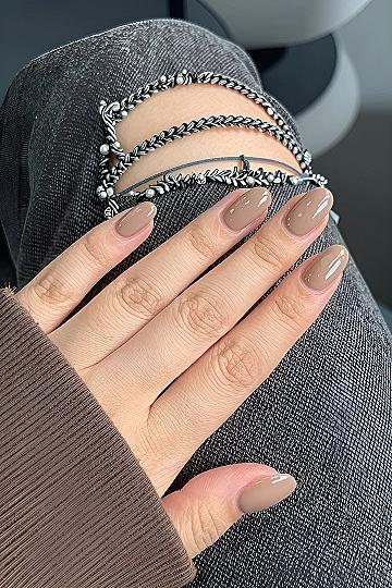 Choosing Soft Taupe Gel Polish for Minimalist Nails