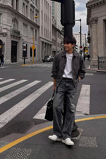 Pairing a Relaxed Leather Jacket with Simple Denim