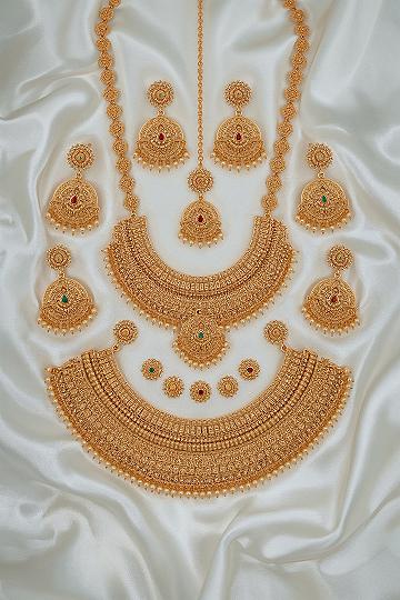 Opulent Traditional Indian Gold Jewellery Set for Regal Brides