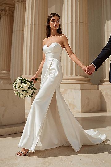 Chic Wedding Dress with Slit: Modern Bridal Elegance