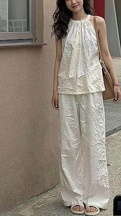 Pairing a Halter Top with Wide Leg Pants for Warm Weather
