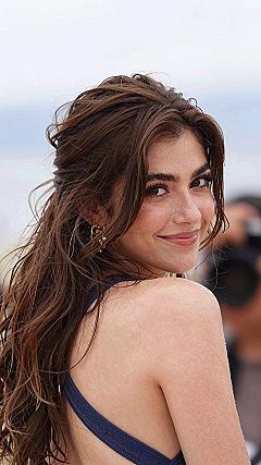 Teased Half-Up Hairstyle With Soft Front Strands