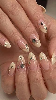 Minimalist Amber Nails With Clean Geometric Lines