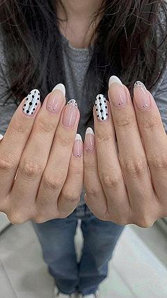 Maintaining Detailed Nail Art with Rhinestones and Lines