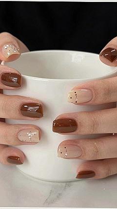 Try Glossy Chocolate Brown Nails for Simple Autumn Style