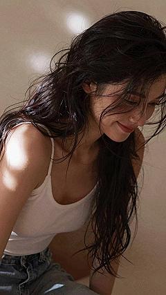 Pinning Dark Half-Up Curls for All-Night Hold