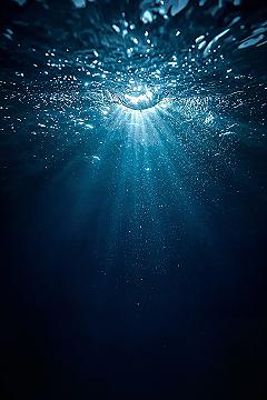 4K Underwater Serenity: Blue Ocean Wallpaper for Girly Aesthetics