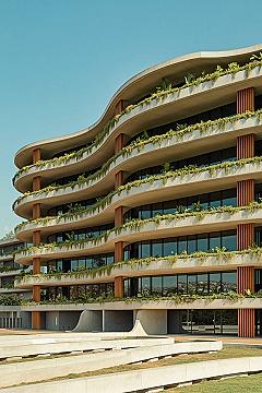 Curved Facade Apartment Building: Modern Residential Architecture