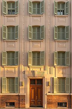 Elegant Art Deco Entrance: Timeless Apartment Building Facade Inspiration