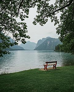 Peaceful Lake & Mountain View: 4K Macbook Aesthetic Wallpaper