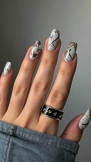 Scorpio Style: Acrylic Nails with a Golden Touch!