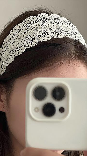 Styling Wide Lace Headbands With Loose Hair