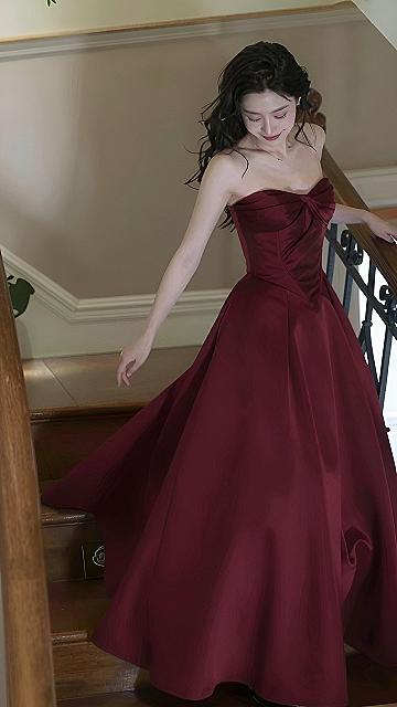 Choosing a Strapless Wine Red Prom Dress