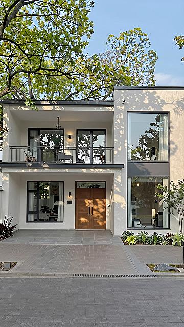 Minimalist Stucco and Warm Wood Accents for Modern Homes