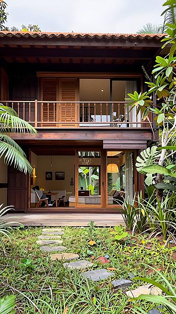 Blending Wood Accents and Warm Lighting in Tropical Homes