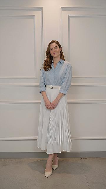 Styling A Light Blue Shirt With An Off White Pleated Skirt