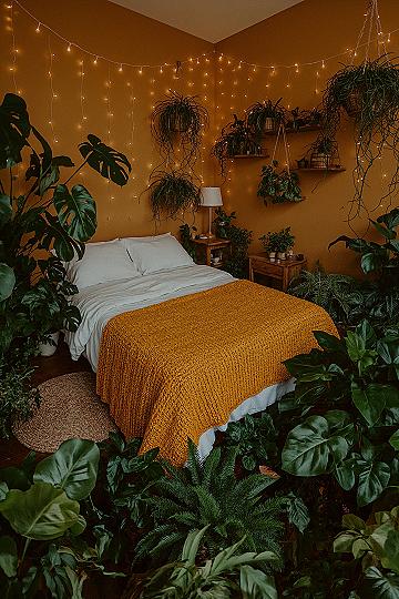 Biophilic Bedroom Oasis: Lush Plant Decor for a Natural Escape