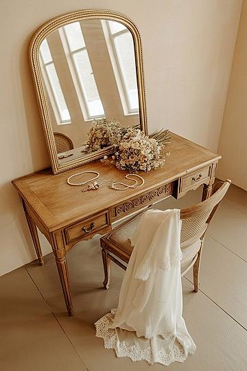 Vintage Bridal Vanity: Charming Wedding Hair Styles & Old-World Glamour