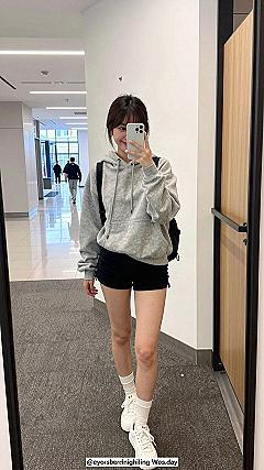 Pairing a Cozy Hoodie with Athletic Shorts for Daily Wear