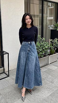 Styling a Casual Denim Maxi Skirt for Daily Outings
