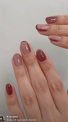 Minimalist Sparkle Accent Lines for Autumn Gel Nails
