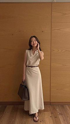 Styling a Long Suede Midi Skirt with a Matching Belt
