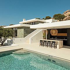 Modern Villa Exterior: Aesthetic Pool & Outdoor Kitchen Ideas