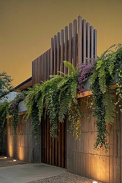 Luxury Modern Home Entrance: Elegant Landscaping & Statement Gate