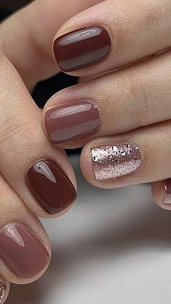 Mixing Neutral Brown Tones With Subtle Rose Gold Accent Nails