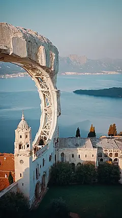 Panorama’s Embrace: