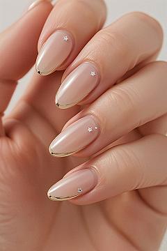 Elegant Gold Star Nails: Minimal Extensions for a Classy Look