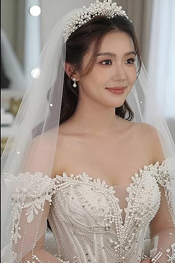 Pairing a Pearl Headband With a Classic Veil