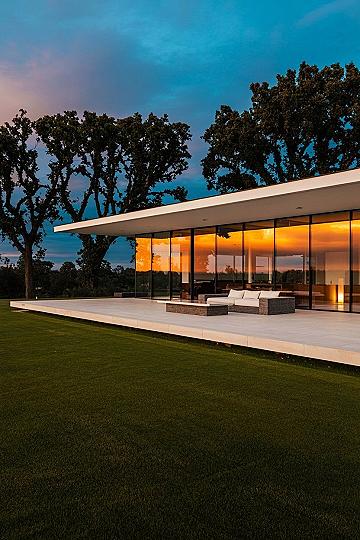 Modern Glass House Exterior: Contemporary Architecture at Dusk