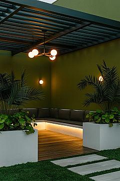 Modern Terrace Garden Design: Chic Rooftop Patio with Ambient Lighting