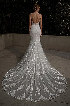 Stunning Mermaid Wedding Dresses 2024: Dramatic Trains & Lace Details