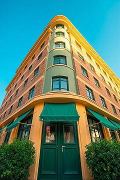 Vibrant Two-Tone Art Deco Exteriors: Bold House Paint Inspiration