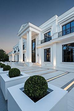 Timeless Elegance: Simple Luxury House Design with Grandeur