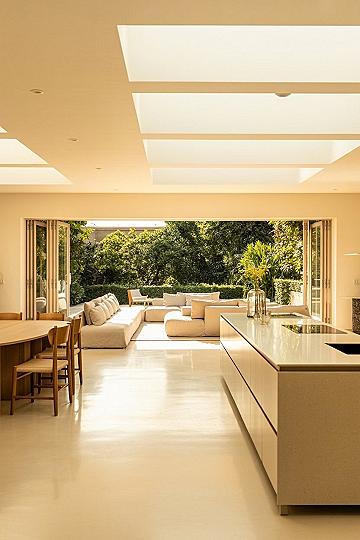 Modern Open-Plan Living: Skylights & Kitchen Harmony